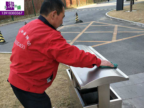 萬(wàn)潔華盛科技園外圍不銹鋼垃圾桶清洗圖